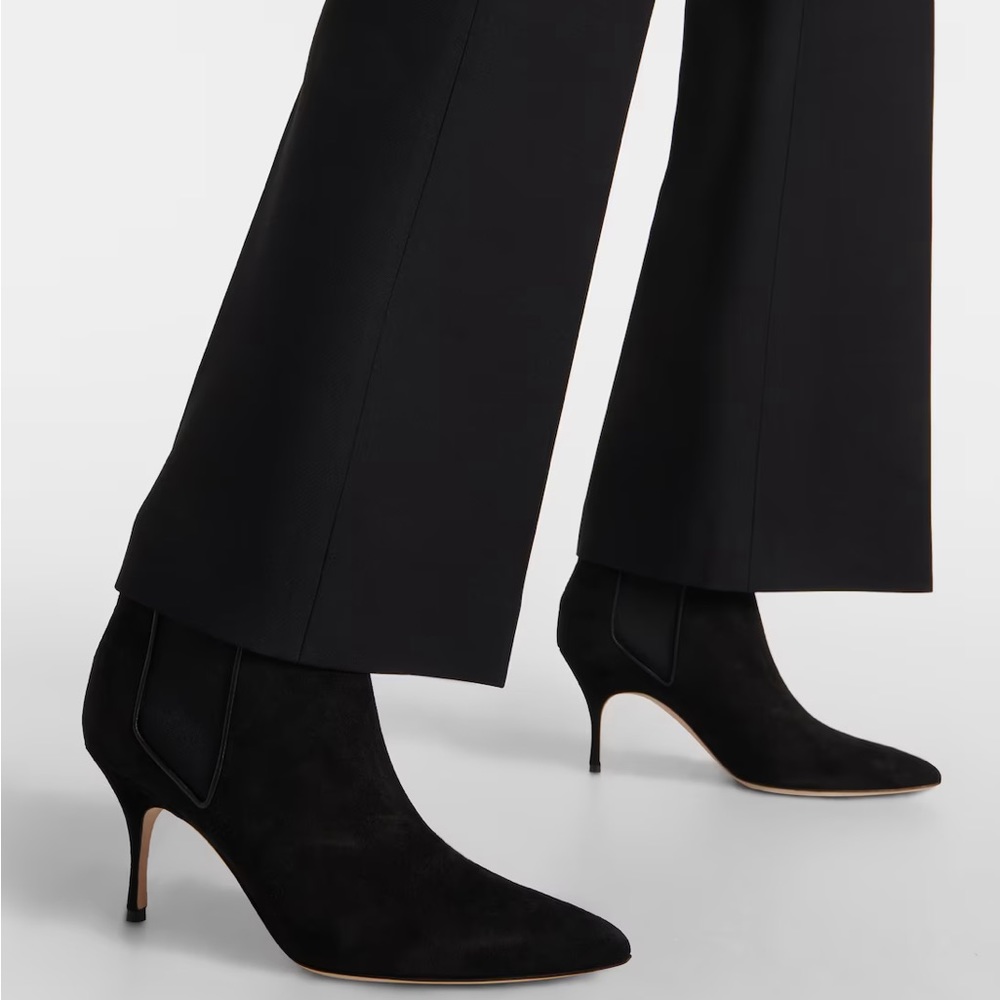New Manolo Blahnik Chelda Black Suede Heeled Chelsea Boots EU 40.5 MSRP $1075
